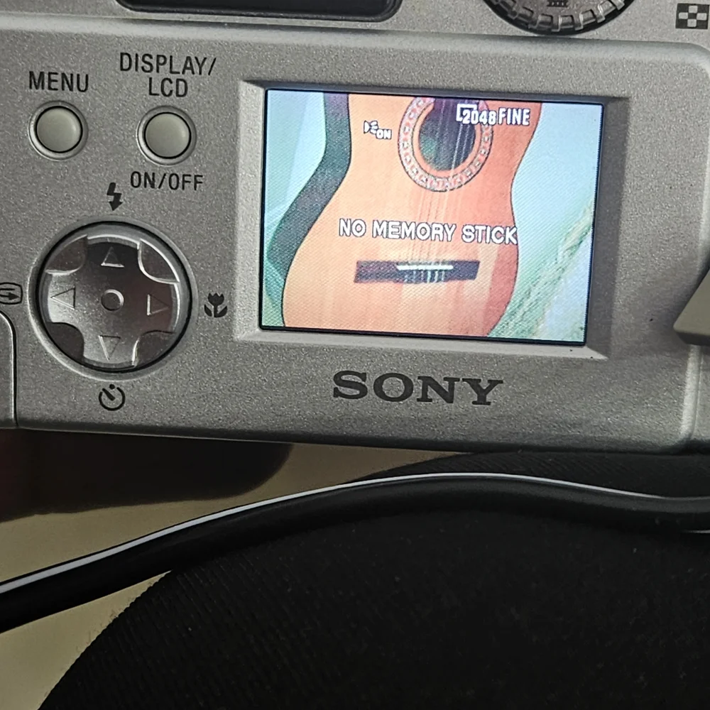 Sony Cyber-shot DSC-P71 3.2 MP Digital Camera 6X Zoom Multi Burst MPEG Movie HQX